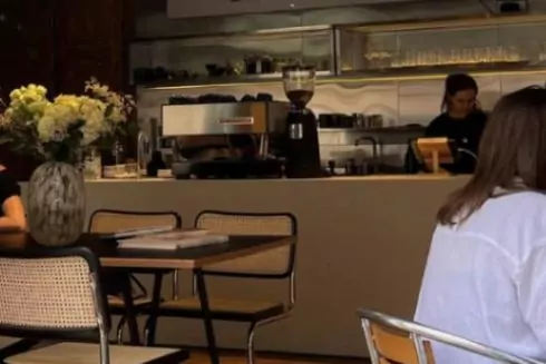 У Чернівцях подружжя орендувало майже столітнє приміщення і відкрило там кафе: фото