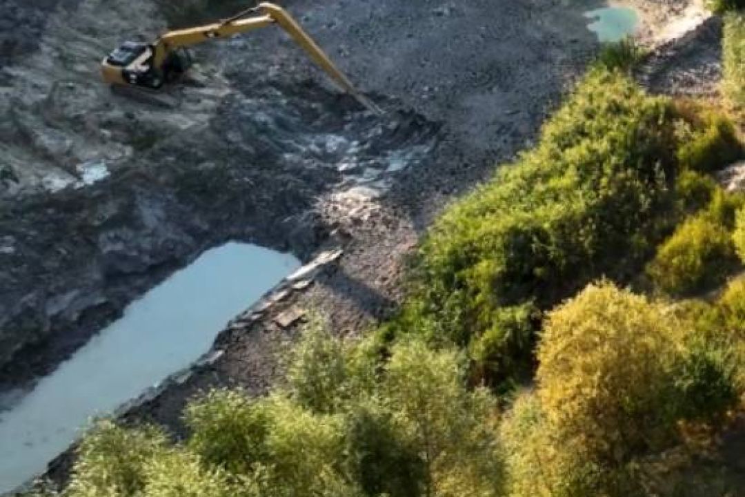 На Виноградарі почали відновлювати озеро Синє: фото