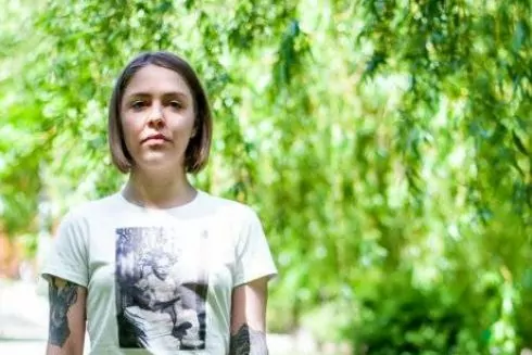 Юбка, футболка и яркая сумка из Окна во двор