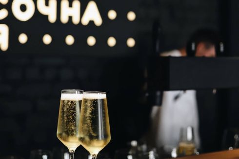 Возле Почтовой площади открывается «Сосисочная»: к фирменному блюду подают гарниры и различные соусы