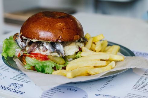 В Петропавловской Борщаговке открывается «Анчоусная» с рыбными бургерами и мидиями