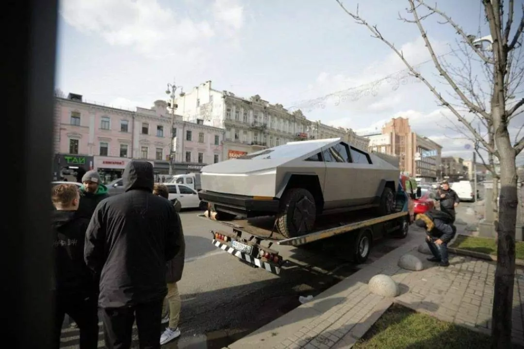 У Києві помітили копію електропікапа Tesla Cybertruck