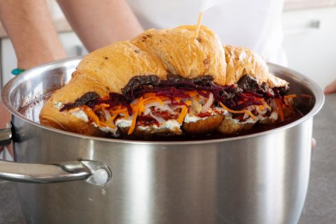 Lviv Croissants і Євген Клопотенко створили круасан Борщ