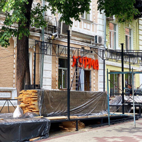 Возле Золотых ворот восстанавливают недавно снесенный ресторан «Хурма»: фото