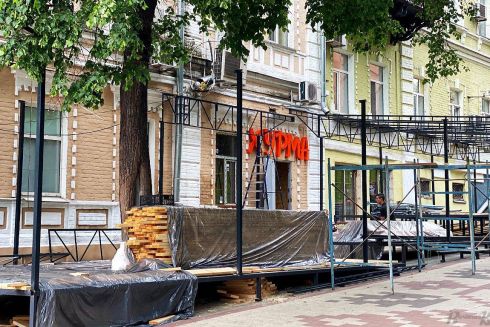 Возле Золотых ворот восстанавливают недавно снесенный ресторан «Хурма»: фото