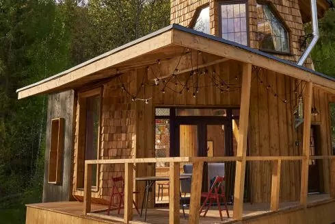 Будиночок на дереві та ніч у замку: ось 8 незвичних місць, де ви ще встигнете відпочити