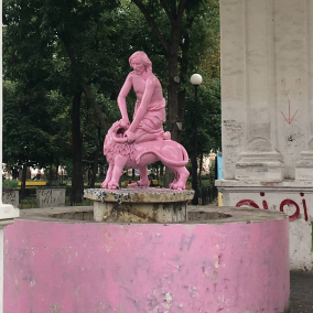 Памятник Самсону на Подоле отмыли от розовой краски