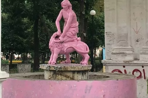Памятник Самсону на Подоле отмыли от розовой краски