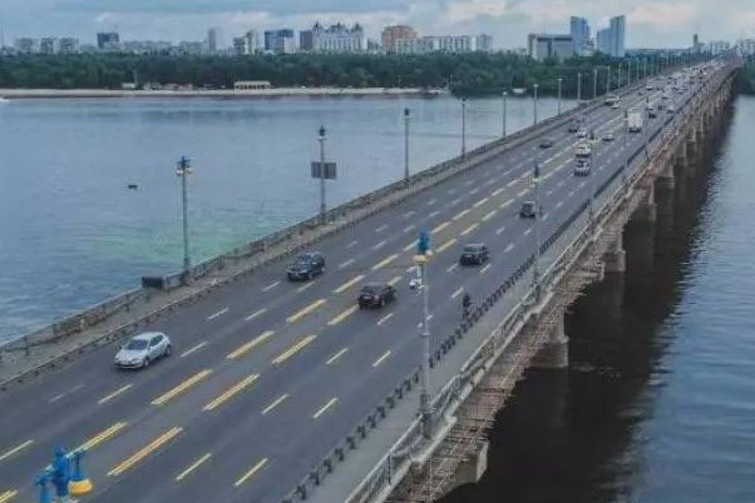 Аварійний міст Патона планують озеленити: там висадять майже 500 кущів ялівцю