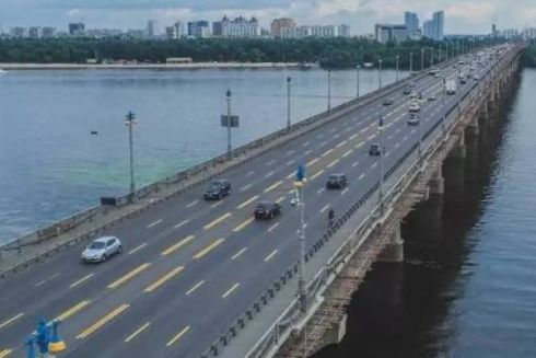 Аварійний міст Патона планують озеленити: там висадять майже 500 кущів ялівцю