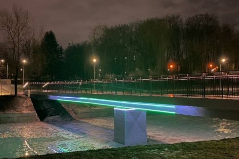 Фото. У парку &laquo;Відрадний&raquo; на Солом'янці відремонтували пішохідний міст через озеро