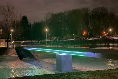 Фото. У парку &laquo;Відрадний&raquo; на Солом'янці відремонтували пішохідний міст через озеро