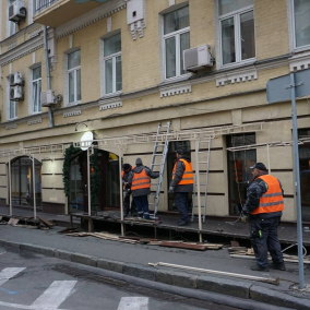 Фото. В Киеве начали демонтировать летние площадки, которые мешают снегоуборочной технике