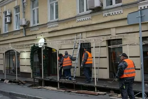 Фото. У Києві почали демонтувати літні майданчики, які заважають снігоприбиральній техніці