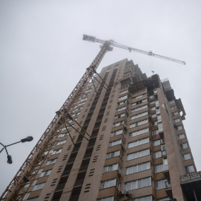 Фото. У зруйнованих багатоповерхівках Києва під час відновлення роблять ремонт у квартирах