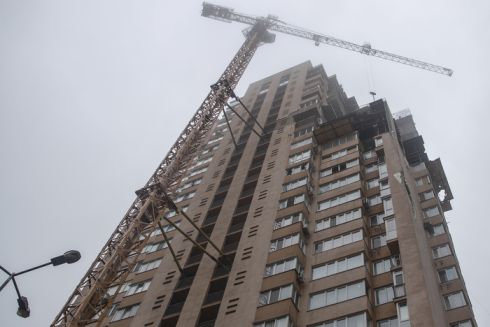 Фото. У зруйнованих багатоповерхівках Києва під час відновлення роблять ремонт у квартирах