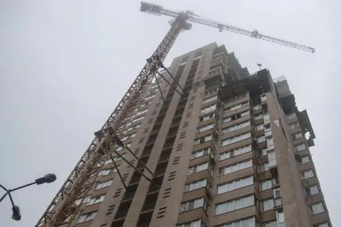 Фото. У зруйнованих багатоповерхівках Києва під час відновлення роблять ремонт у квартирах