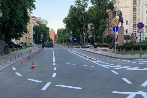 Фото. На вулицях Києва наносять нову дорожню розмітку для транспорту та велоінфраструктури