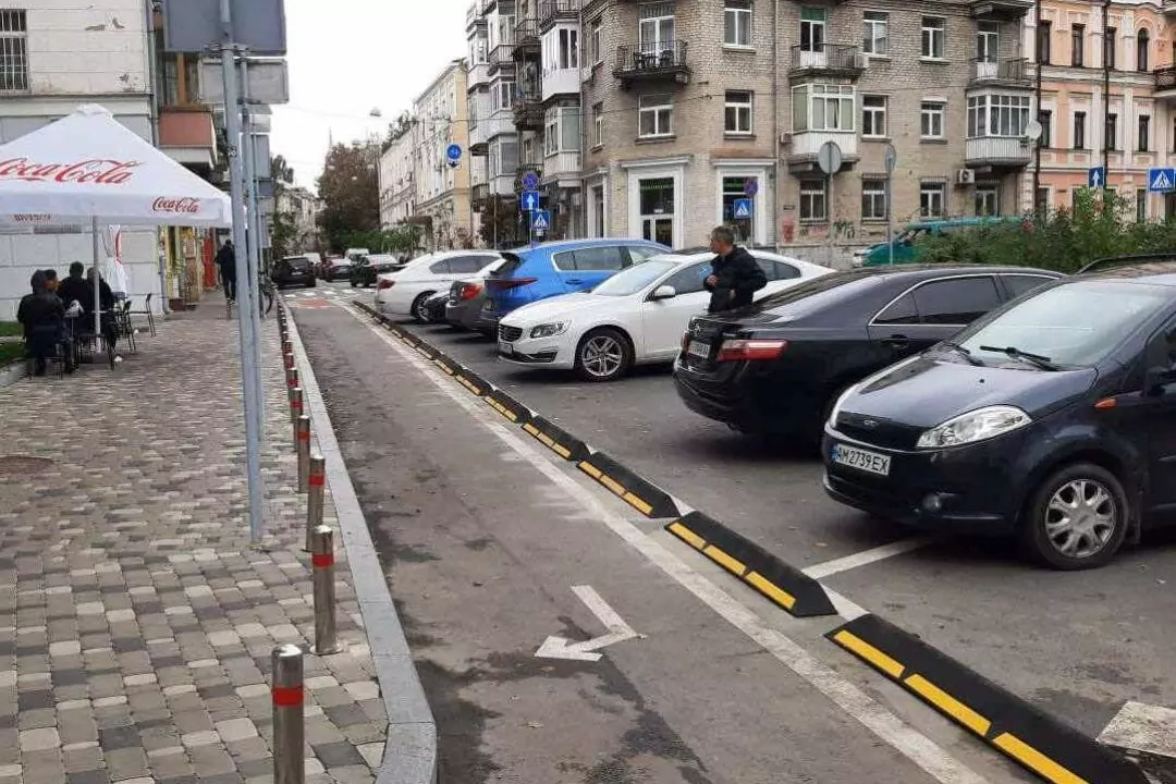 Фото. В центре Киева установили первый в Украине резиновый борт для отделения велополосы