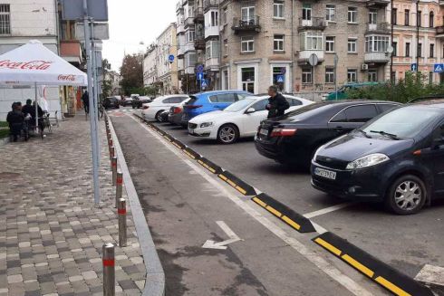 Фото. В центре Киева установили первый в Украине резиновый борт для отделения велополосы
