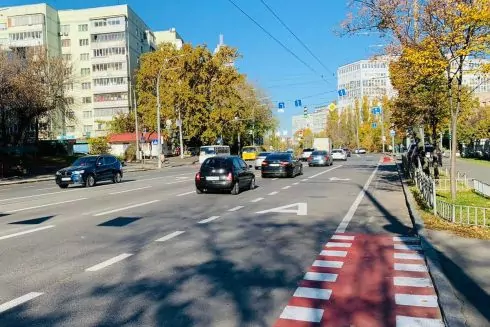 Фото. На Солом'янці звузили автомобільну смугу та облаштували замість неї велодоріжку
