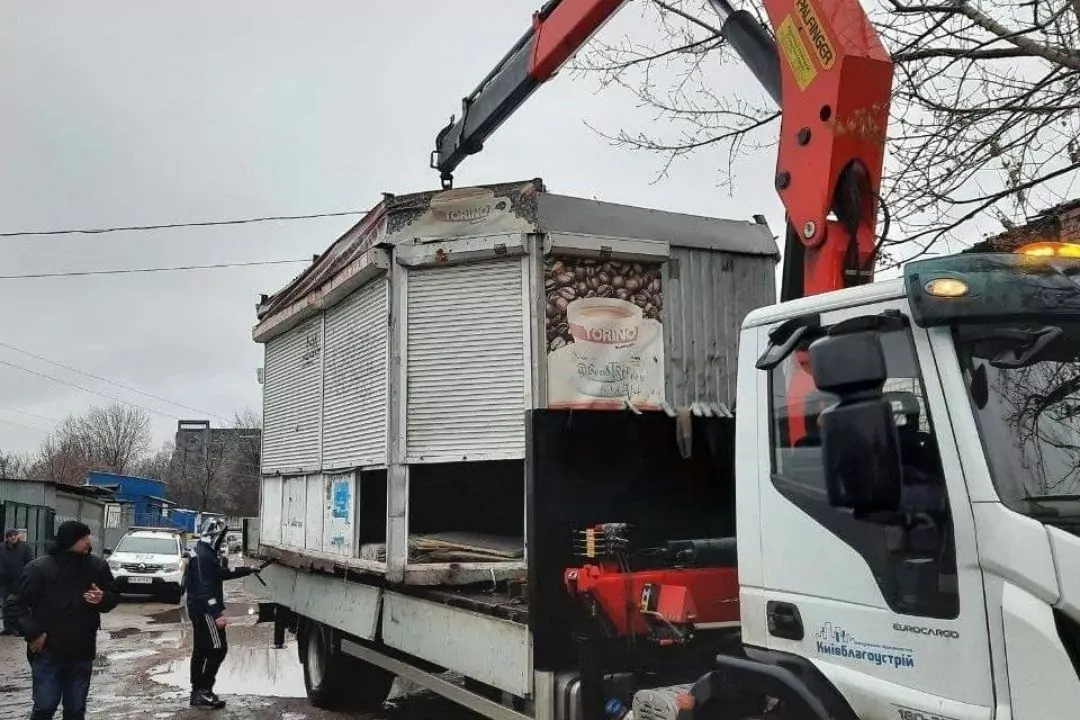 Фото. Вблизи Дарницкого вокзала демонтировали незаконные киоски