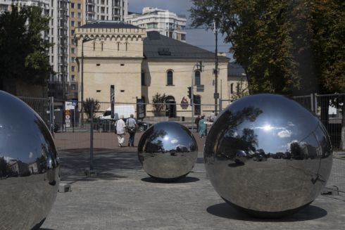 Фото. На «Арсенальній» встановлюють новий артоб'єкт