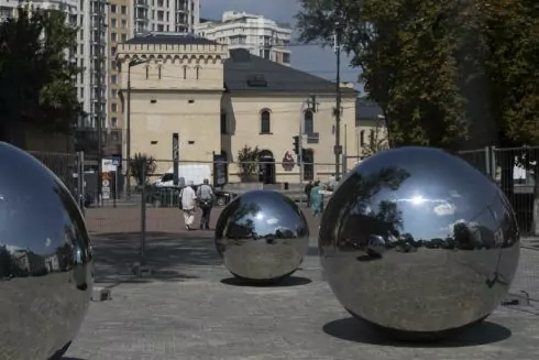 Фото. На &laquo;Арсенальной&raquo; устанавливают новый арт-объект