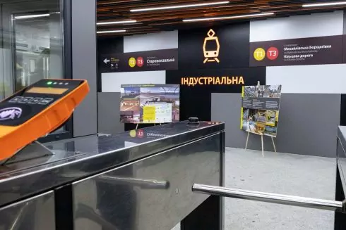 У Києві відкрили дві оновлені станції швидкісного трамвая. Дивіться, які вони