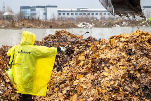 У Києві почали переробляти опале листя на добриво: фото