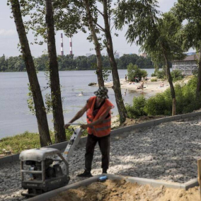 Фото. Как проходит строительство парка возле залива Берковщина на Осокорках