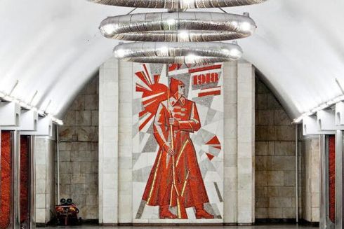 На трьох станціях метро все ще розміщена радянська символіка: її планують демонтувати