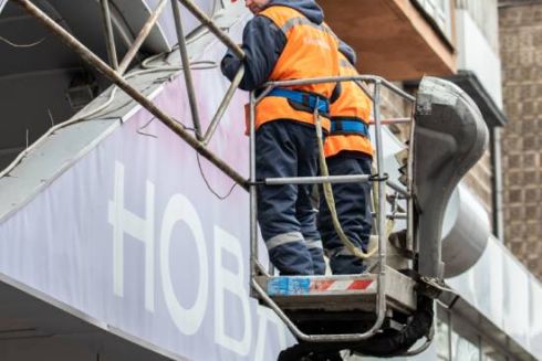 У центрі Києва та на Троєщині демонтують незаконні вивіски: адреси