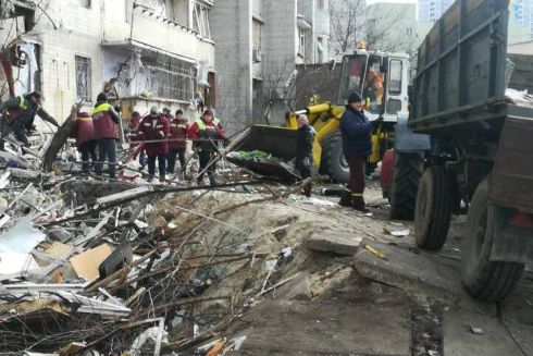 Київські комунальники усувають пошкодження на житлових будинках, які постраждали від обстрілів