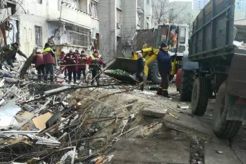 Киевские коммунальщики устраняют повреждения на пострадавших от обстрелов жилых домах