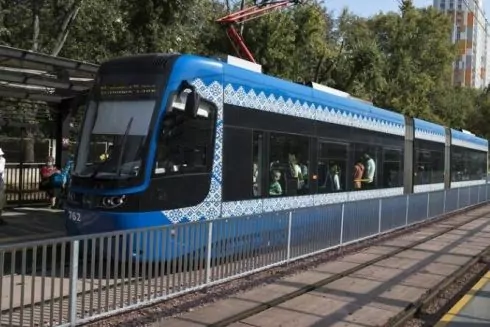 В Киеве возобновляют движение скоростной трамвай и поезда метро через Южный мост