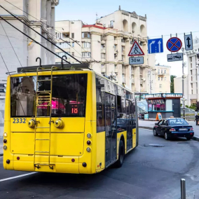 Київрада все ж проголосувала за встановлення укриттів на зупинках транспорту. Раніше активісти критикували це рішення