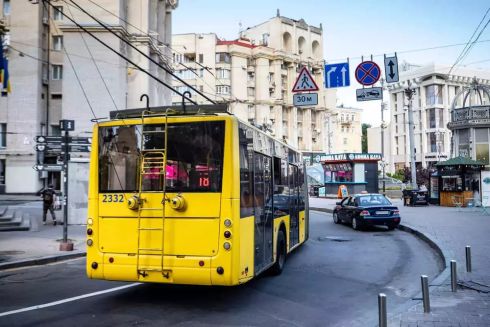 Київрада все ж проголосувала за встановлення укриттів на зупинках транспорту. Раніше активісти критикували це рішення