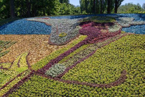 Привид Києва, бойові гуси та інші. Киянам пропонують проголосувати за найкращий патріотичний квітник у столиці