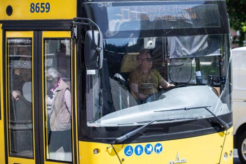 На зупинках у Києві з'явиться інформація про найближчі укриття на випадок тривог