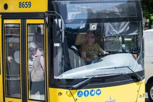 На зупинках у Києві з'явиться інформація про найближчі укриття на випадок тривог