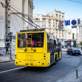 Наземный общественный транспорт в Киеве теперь будет останавливаться на время воздушных тревог