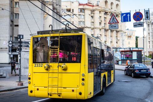 Наземний громадський транспорт у Києві тепер зупинятиметься на час повітряних тривог