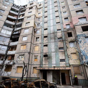 Фото. У Києві почали обстежувати житлові будинки, які були значно пошкоджені обстрілами