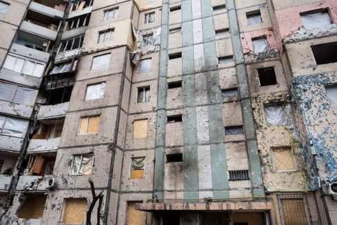 Фото. У Києві почали обстежувати житлові будинки, які були значно пошкоджені обстрілами