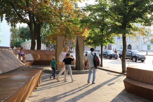 Фото. Напротив Софийского собора открыли обновленный Литовский сквер