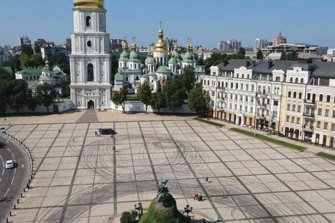 На пешеходной Софийской площади дрифтовали авто для съемок, разрешений на это никто не давал. Что происходит