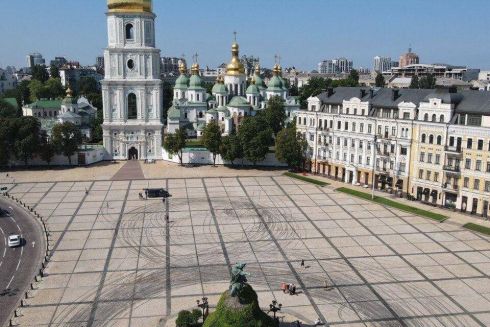 На пешеходной Софийской площади дрифтовали авто для съемок, разрешений на это никто не давал. Что происходит