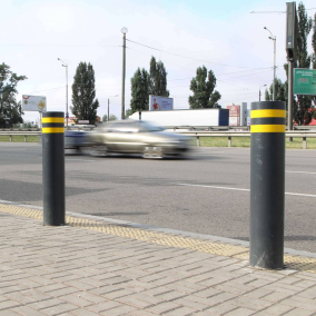 Фото. На Большой кольцевой установили первые защитные столбики на остановке общественного транспорта