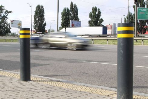 Фото. На Великій кільцевій встановили перші захисні стовпчики на зупинці громадського транспорту